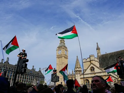 متظاهرون يرفعون علم فلسطين في العاصمة البريطانية لندن. 6 سبتمبر 2025 - REUTERS