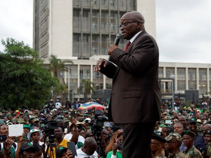 رئيس جنوب إفريقيا السابق جاكوب زوما يتحدث أمام أنصار خارج المحكمة العليا في مدينة ديربان. 27 مارس 2024 - REUTERS