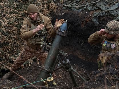 جنود أوكرانيون يطلقون قذيفة مدفعية باتجاه القوات الروسية على خط المواجهة قرب بلدة باخموت شرقي أوكرانيا. 15 مارس 2024 - REUTERS