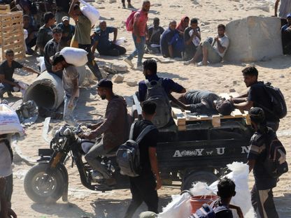 فلسطينيون ينقلون شخصاً قتلته إسرائيل أثناء محاولته الحصول على مساعدات غذائية في بيت لاهيا شمالي قطاع غزة. 3 أغسطس 2025 - REUTERS