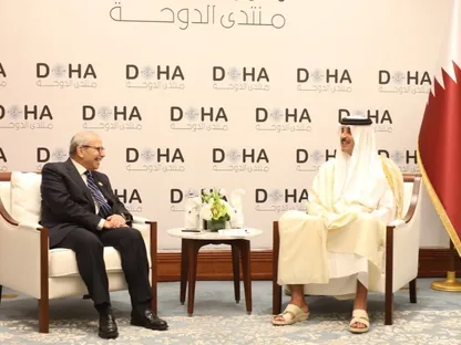 أمير قطر الشيخ تميم بن حمد آل ثاني خلال لقاء رئيس الوزراء اللبناني نواف سلام في الدوحة. 06 ديسمبر 2025 - الشرق