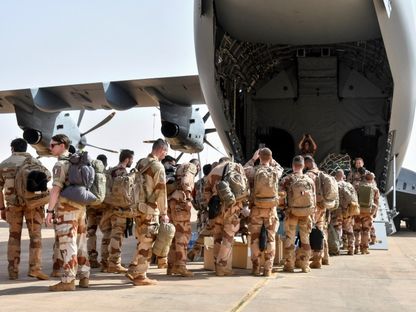 آخر جنود فرنسيين يستقلون طائرة عسكرية لمغادرة النيجر من قاعدة فرنسية في نيامي. 22 ديسمبر 2023 - AFP