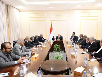 رشاد العليمي رئيس مجلس القيادة اليمني خلال اجتماع مع الهيئة الاستشارية. 1 يناير 2026 - وكالة الأنباء اليمنية