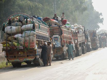 لاجئون أفغان في طريق العودة إلى بلادهم بعد أن أعطت باكستان تحذيراً لمن لا يحمل وثائق بمغادرة أراضيها. 30 أكتوبر 2023 - Reuters