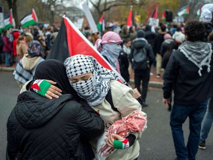 سيدتان تتعانقان خلال مظاهرة مؤيدة للفلسطينيين في ساحة لافاييت بالقرب من البيت الأبيض في واشنطن بالولايات المتحدة. 2 ديسمبر 2023 - Reuters