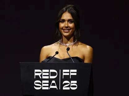 جيسيكا ألبا في "البحر الأحمر": دعوة لتمكين المرأة.. وتحضيرات لعمل سعودي مع هيفاء المنصور