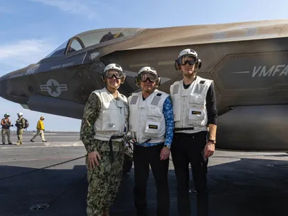 بالصور.. ويتكوف وكوشنر وكوبر على متن "أبراهام لينكولن" في بحر العرب