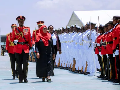 رئيسة تنزانيا سامية صولوحو حسن تتفقد حرس الشرف خلال حفل أداء اليمين الدستورية في دودوما. 3 نوفمبر 2025 - REUTERS