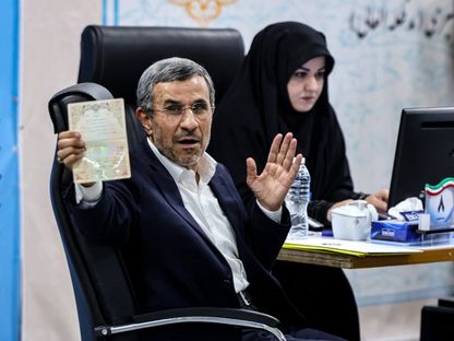 تحدى خامنئي واستُبعد من الانتخابات مرّتين.. أحمدي نجاد يترشح لرئاسة إيران
