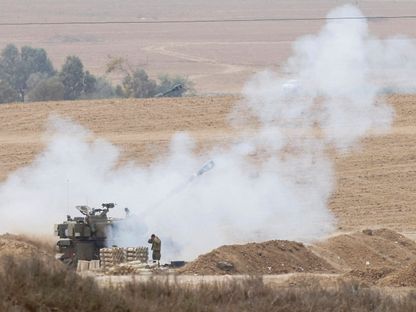 دبابة إسرائيلة تطلق قذيفة على قطاع غزة. 29 أكتوبر 2023 - REUTERS