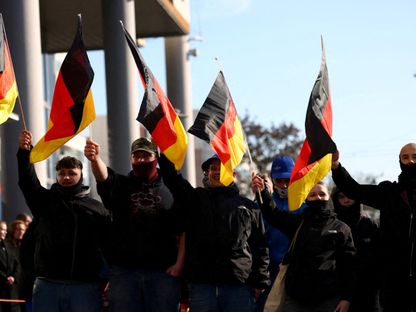 مؤيدو حزب "البديل من أجل ألمانيا" يلوحون بالأعلام أثناء مشاركتهم في تجمع انتخابي للحزب في هوهينشونهاوزن، برلين، ألمانيا، 22 فبراير 2025 - Reuters