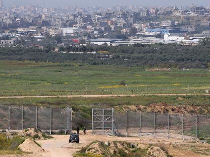 جنود إسرائيليون يقفون على حدود قطاع غزة. 27 مارس 2024 - REUTERS