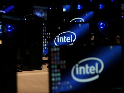 شعار Intel على شاشات الكمبيوتر في معرض SIGGRAPH في لوس أنجلوس بكاليفورنيا. 31 يوليو 2017 - Reuters