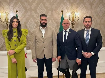 الرئيس السوري أحمد الشرع وإلى جواره النائب الجمهوري برايان ماست بعد لقائهما في واشنطن، 10 نوفمبر 2025 - SANA