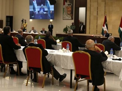 أعضاء السلطة الفلسطينية يستمعون لكلمة عباس في رام الله محمود. 20 مايو 2020 -  Getty Images