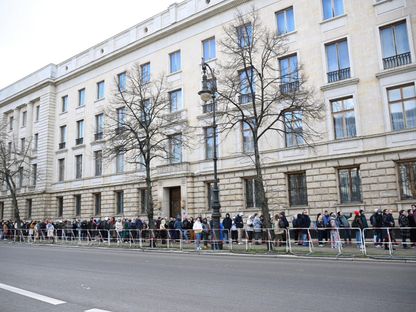 أشخاص يصطفون خارج السفارة الروسية في برلين للتصويت في الانتخابات الرئاسية الروسية- 17 مارس 2024 - Reuters