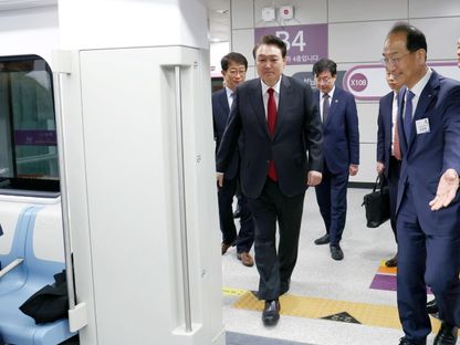 رئيس كوريا الجنوبية يون سوك يول يستقل قطاراً سريعاً في سيول. 29 مارس 2024 - REUTERS