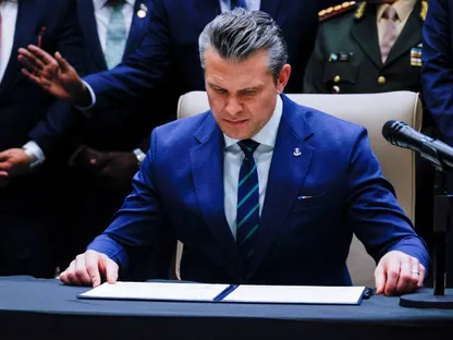 وزير الحرب الأميركي: ملتزمون بتحقيق أهدافنا في إيران