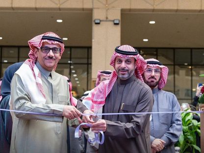 رئيس جامعة الملك سعود د. بدران العُمَر ونائب وزير الثقافة حامد فايز  أثناء الافتتاح - twitter/MOCPerformArt