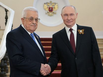الرئيس الروسي فلاديمير بوتن يحيي الرئيس الفلسطيني محمود عباس قبل العرض العسكري في يوم النصر بمناسبة الذكرى الثمانين للانتصار على ألمانيا النازية في الحرب العالمية الثانية، في موسكو، روسيا. 9 مايو 2025 - Reuters