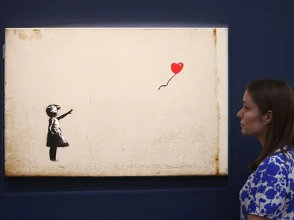 لوحة "فتاة مع بالون" لبانكسي معروضة في لندن، بريطانيا، 22 فبراير 2022 - REUTERS