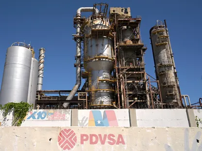 فنزويلا تقر "إصلاحات تاريخية" بشأن السياسة النفطية.. وأميركا تخفف العقوبات