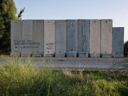 جدار للحماية من الصواريخ والقناصة على حدود قطاع غزة. 2 ديسمبر 2023 - REUTERS
