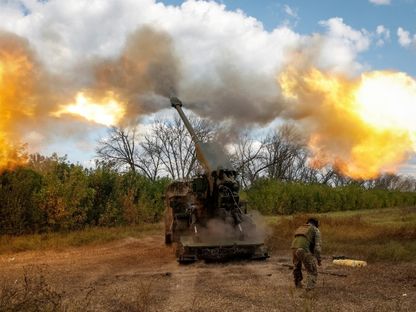 جندي أوكراني يطلق مدفع هاوتزر ذاتي الدفع من طراز 2S22 Bohdana تجاه القوات الروسية في منطقة دونيتسك شرقي أوكرانيا. 13 سبتمبر 2023 - REUTERS