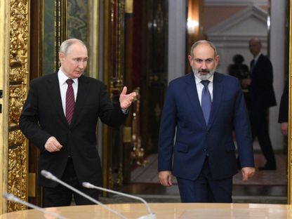 الرئيس الروسي فلاديمير بوتين يستقبل رئيس وزراء أرمينيا نيكول باشينيان على هامش مجلس الاتحاد الاقتصادي الأوراسي في موسكو. 25 مايو 2023 - REUTERS