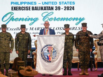 قادة عسكريون أميركيون وفلبينيون يعلنون إطلاق مناورات مشتركة في المقر العسكري في مدينة كويزون بضواحي مانيلا، 22 أبريل 2024 - AFP