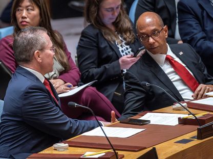 نائب السفیرة الأمیرکیة لدى الأمم المتحدة، روبرت وود یصافح نظیره الإسرائیلی جلعاد إردان خلال جلسة بمجلس الأمن فی مقر الأمم المتحدة بنیویورک. 18 أبریل 2024 - REUTERS