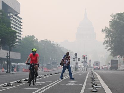 أجواء ضبابية في واشنطن بالولايات المتحدة جراء الدخان الذي تسببت فيه حرائق الغابات في كندا. 8 يونيو 2023 - AFP