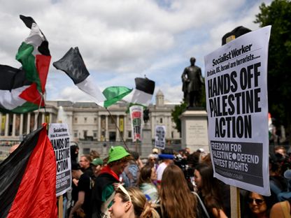 متظاهرون يشاركون في احتجاج على خطط الداخلية البريطانية لحظر مجموعة (فلسطين أكشن) بالعاصمة لندن. 23 يونيو 2025 - REUTERS