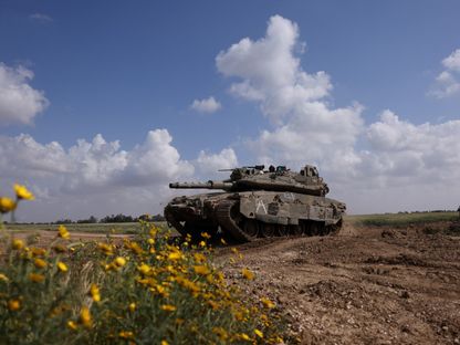 دبابة إسرائيلية تسير على طول الحدود مع غزة. 19 مارس 2024 - REUTERS