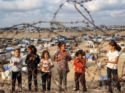 أطفال فلسطينيون في مخيم للنازحلين في رفح جنوبي قطاع غزة وسط الحرب الإسرائيلية. 30 أبريل 2024 - AFP