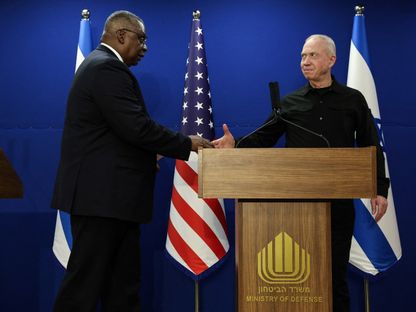 وزير الدفاع الأميركي لويد أوستن يصافح نظيره الإسرائيلي يوآف جالانت خلال مؤتمر صحافي في تل أبيب. 18 ديسمبر 2023 - REUTERS