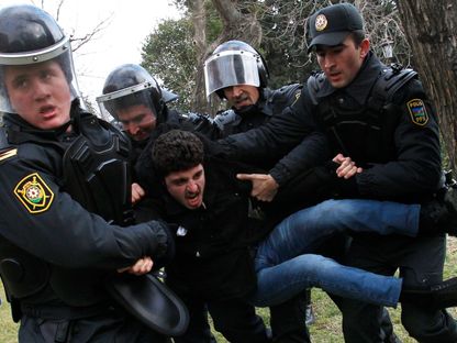 أذربيجان.. الشرطة تداهم منزل معارض وسط تحقيقات بشأن محاولة انقلاب