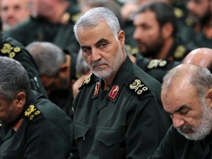 الجنرال قاسم سليماني (الوسط)، يحضر اجتماعاً مع المرشد الأعلى علي خامنئي وقادة الحرس الثوري في طهران. 18 سبتمبر 2016 - leader.ir via AP