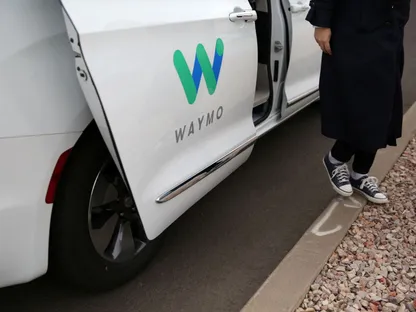شركة Waymo توقف سيارة ذاتية القيادة وتبلغ الشرطة عن قاصرين معهما سلاح