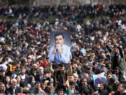 متظاهر يحمل صورة المعارض التركي المسجون صلاح الدين دمرداش في ديار بكر، بجنوب شرقي تركيا. 21 مارس 2025 - Reuters