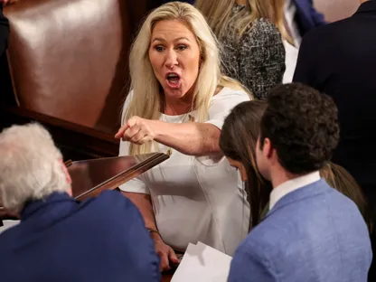 العضوة الجمهورية مارجوري تايلور جرين تشير بيدها إلى أحد الأعضاء في الكونجرس الأميركي. 3 يناير 2025 - REUTERS