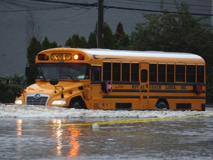 حافلة لنقل تلاميذ المدارس تغمرها المياه في مدينة نيويورك بعد الفيضانات. 29 سبتمبر 2023 - Reuters