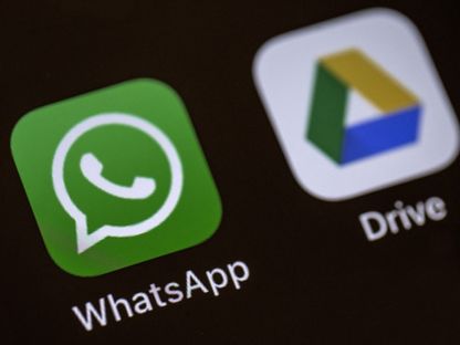 تطبيقا واتساب وجوجل درايف يظهران على شاشة هاتف في العاصمة التركية أنقرة. 28 أغسطس 2018 - AFP