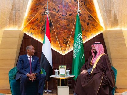 ولي العهد السعودي يلتقي رئيس مجلس السيادة السوداني في الرياض