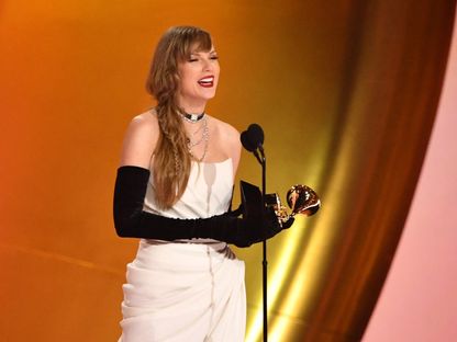 مغنية البوب الأميركية تايلور سويفت تتسلم جائزة أفضل ألبوم بوب خلال حفل توزيع جوائز جرامي السنوي في لوس أنجلوس. 4 فبراير 2024 - AFP