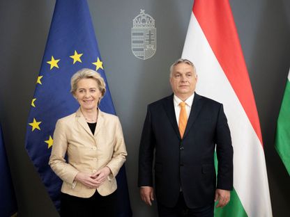رئيس الوزراء المجري فيكتور أوربان ورئيسة المفوضية الأوروبية أورسولا فون دير لاين في صورة خلال اجتماعهما في بودابست. 9 مايو 2022 - REUTERS