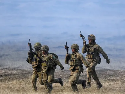 قوات الناتو تشارك في تمرين الناتو "Steadfast Dart 2025" في ميدان تدريب سمردان بالقرب من جالاتي في رومانيا. 19 فبراير 2025 - REUTERS