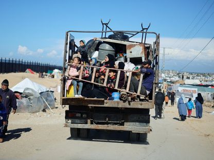 نازحون فلسطينيون يفرون من خان يونس إلى رفح جنوب قطاع غزة بسبب العملية البرية الإسرائيلية. 31 يناير 2024 - Reuters