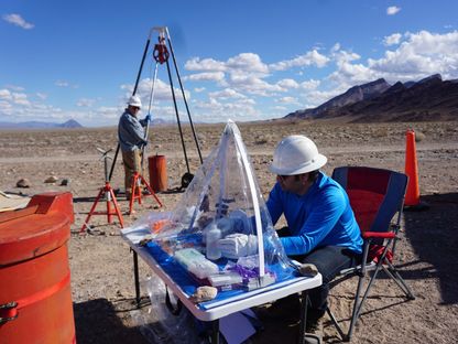 فريق مختبر بيجلو الأميركي لعلوم المحيطات يستخرج عينات من حفرة وادي الموت - Desert Research Institute