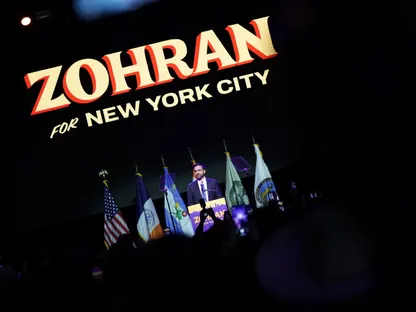 عمدة مدينة نيويورك المنتخب زهران ممدان أمام أنصاره بعد فوزه في الانتخابات. نيويورك. 4 نوفمبر 2025 - Reuters